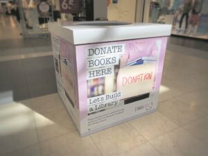 Winkelsentrum samel boeke in vir Charleston Hill