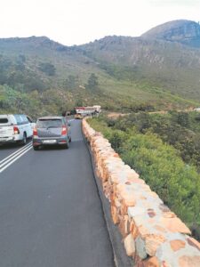 Vragmotors ignoreer steeds beperkings vir Bainskloofpas