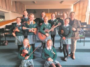 Meisies ontvang cum laude by Eisteddfod