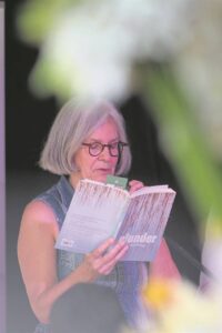 Antjie stel bundel bekend