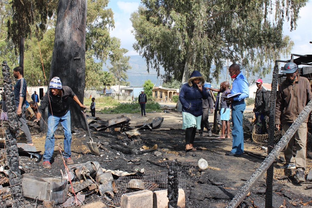 Heelwat huise is in die brand vernietig. FOTO: Ros