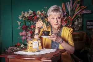 Tannie Evita vier 85ste met beskuit en nuwe haardos!