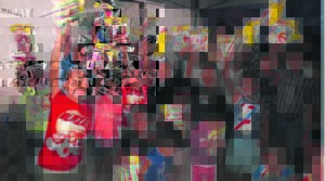 Lekker, lekker potjiekos sit glimlag op kinders se gesig