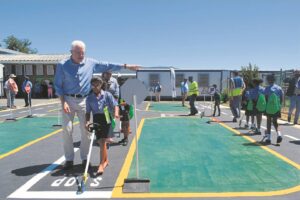 Jongspan leer speels oor verkeer