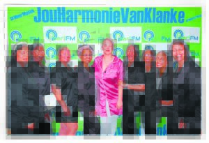 Fliek in pajamas samel geld in