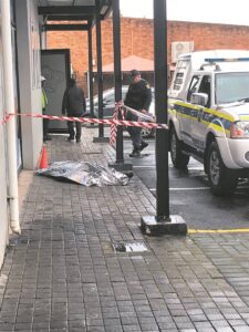 Man sterf op pad hospitaal toe; nog ’n lyk in veld gekry