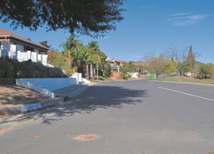 Gesin in hul huis in Berg-en-Dal, Wellington, deur vier rowers oorval