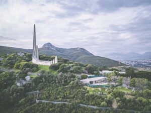 Humeure kook oor monument