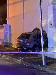 Smokkelaar ry hom disnis deur gebou in die Paarl