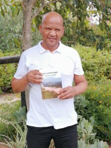 Belowende skrywer se eerste boek sien die lig