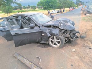 Heining van gevangenis in tydens botsing platgery