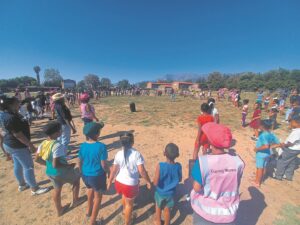 Kinders vermaak met speletjies en vlieërs