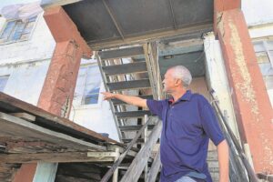 Inwoners lug kommer oor krake in Paarl-Oos woonsteltrappe