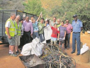 Rommel en bottels verwyder in Bainskloof