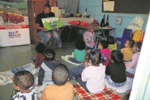 Kleintjies leer oor veiligheid in die water