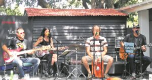 Plaaslike groep vermaak inwoners