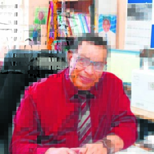 Skoolhoof lê die tuig neer