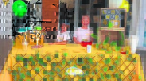 Lekker limonade vir liefdadigheid verkoop