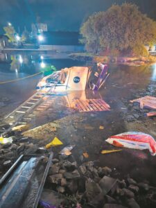 Een dood nadat trok in dam beland