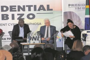 Cyril, Alan en Elna luister na plaaslike klagtes