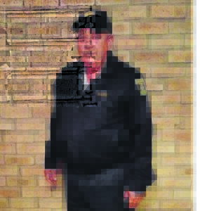 Polisieman in murg en been tree ná 40 jaar af