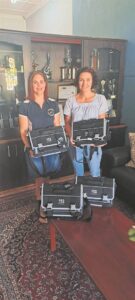 ’n Helpende hand met skooltasse vir gr.1’s