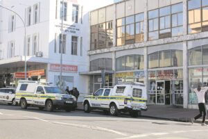 Vier mans beroof Paarlse klerewinkel