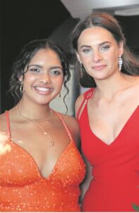 Meisies geniet hul matriekafskeid