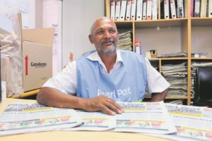 Deon verkoop Paarl Pos al langer as 3 dekades