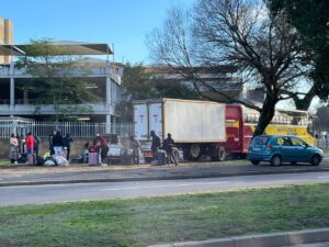 Zimbabwiese bus wat mense in sleepwa weggesteek het naby Hugenote-tonnel afgetrek