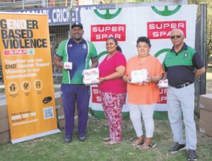 Spar skenk sanitêre produkte aan krieket-meisies