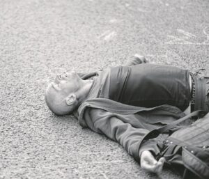 Suspect dies in court before being charged