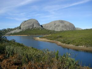 Fietsryer op besige naweek op berg aangeval en beroof
