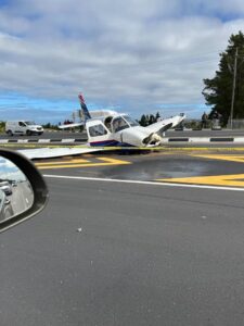 Vliegtuig stort neer voor motoriste
