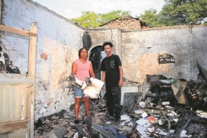 Huise in brand verwoes