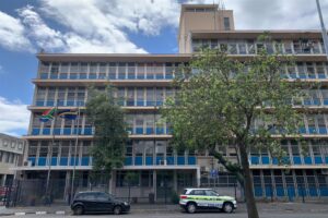 Deportasie kos die belastingbetaler; polisiekantore onder druk