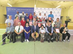 Saron-inwoners kry hul titelaktes