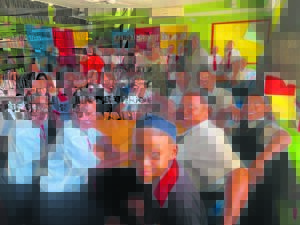 Jong leiers met wenke bygestaan