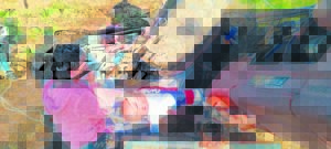 Man onder trekker vasgepen