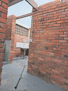 Een vrouetoilet by Dal Josafat