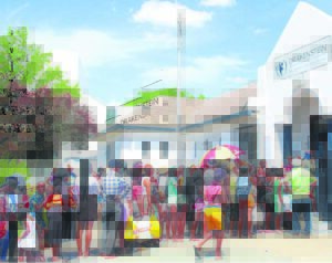 Maskerlose inwoners staan toue op soek na lafenis