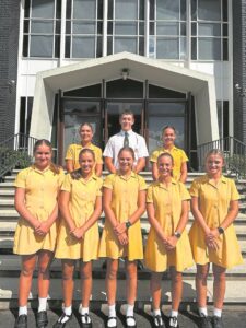 Agttal gaan skool in tennis verteenwoordig