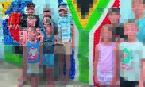 Tutorsentrum maak SA vlag uit doppies