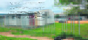 Man gaps vrou se kar voor haar oë