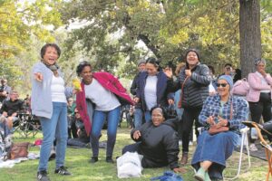 Feesgangers roer hul litte