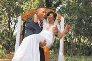 Paartjie hak die knoop deur na hulle spogtroue wen