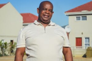 Predikant wat in die Paarl aftree voed nou Vlakkeland se mense