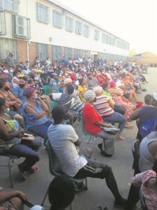 Ouers, leerders sluit skool