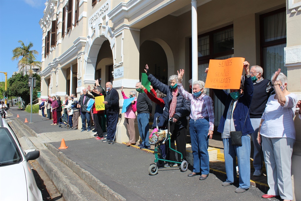 Die inwoners waai vir motoriste. Foto: Ross Michae