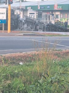 Brandstoftenkwa slaan om op R44, pad gesluit vir verkeer